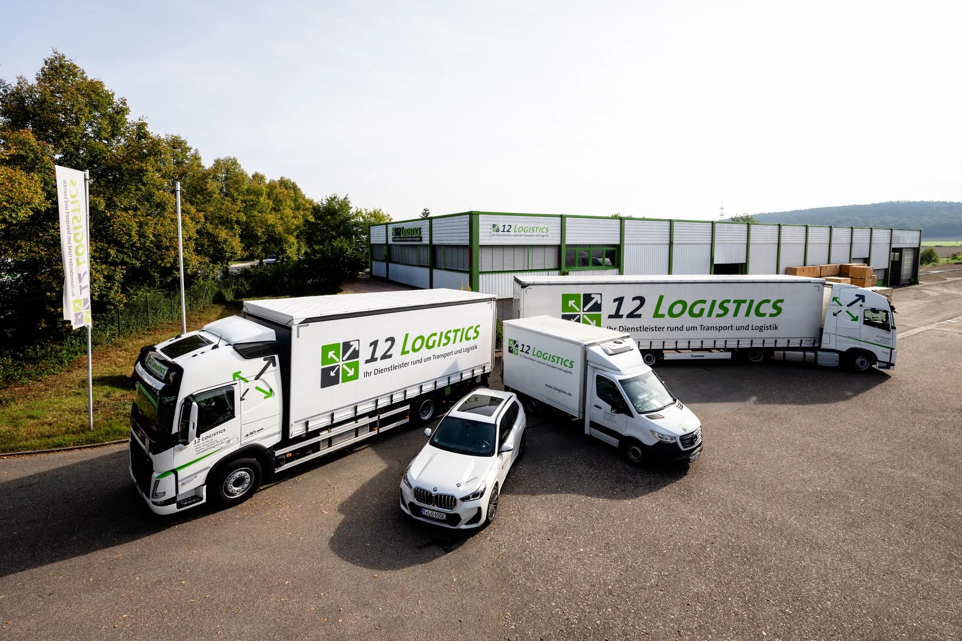 Fahrzeugflotte von 12Logistics vor der Niederlassung, Luftaufnahme