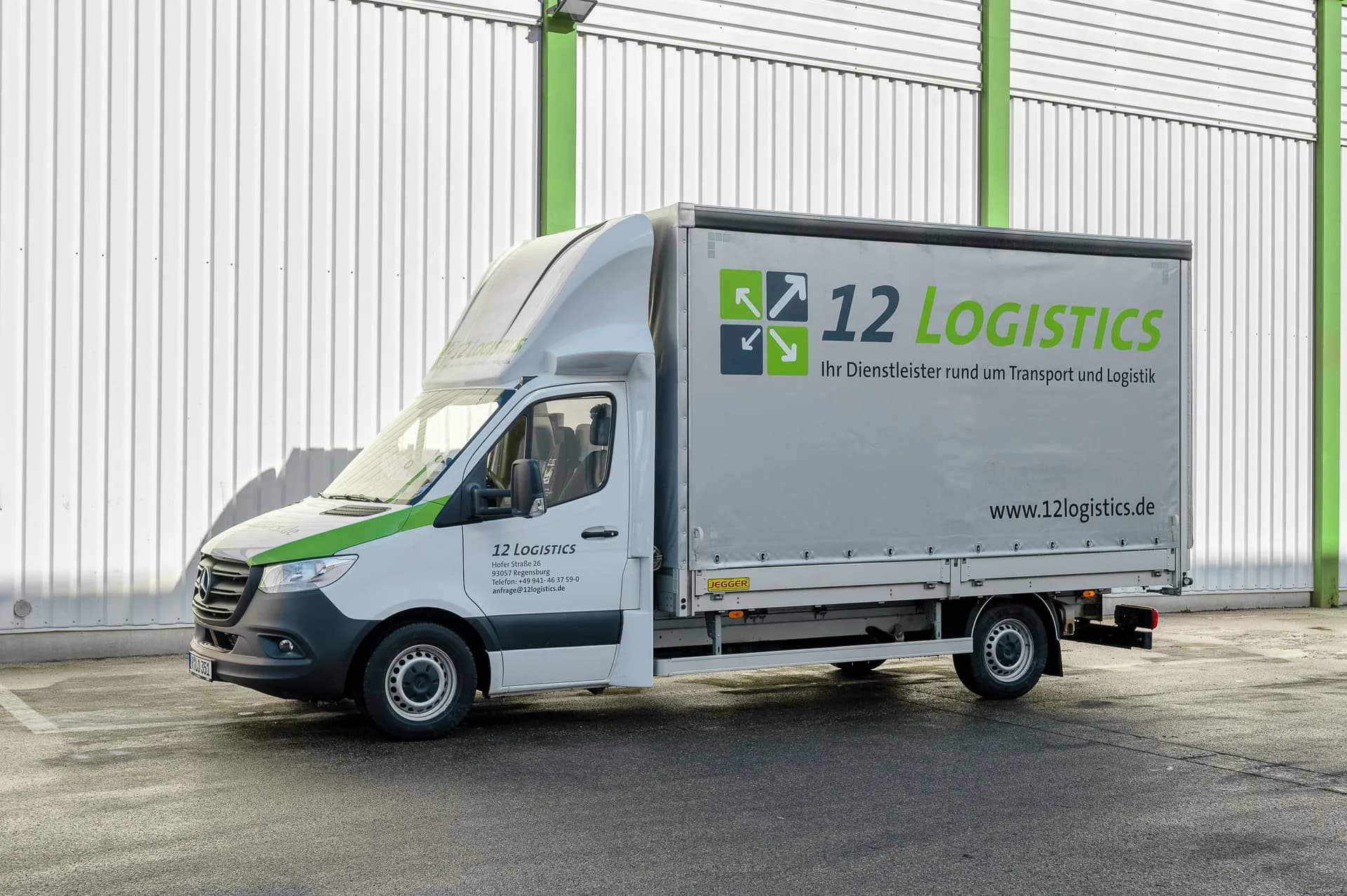 Sprinter-Transporter von 12Logistics vor der Firmenhalle in Regensburg