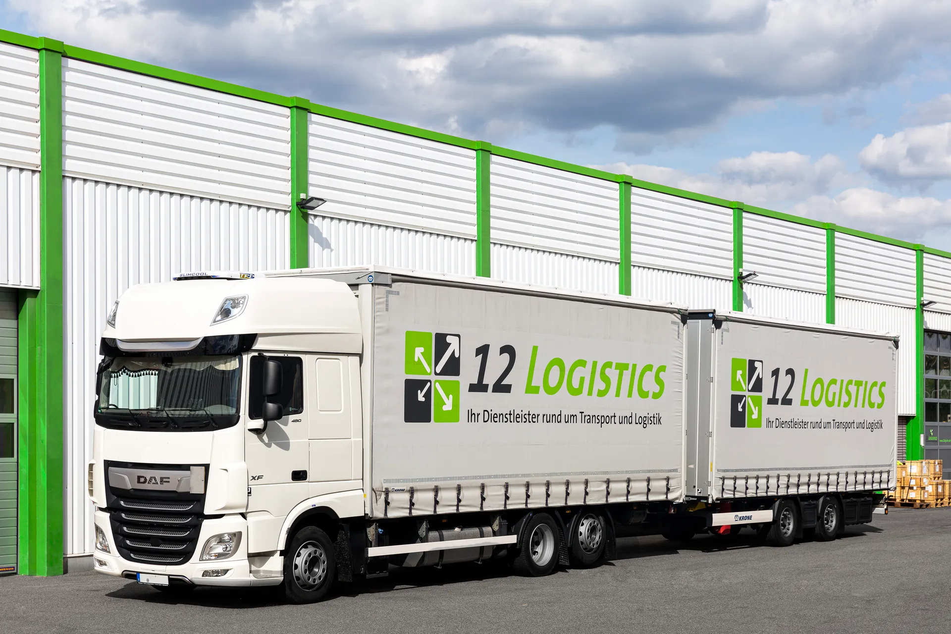 Gliederzug von 12Logistics mit zwei Planenaufbauten vor der Halle in Regensburg